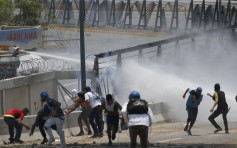 委内瑞拉军警与示威者爆新一轮冲突 27岁女子头部中弹不治
