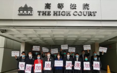 【武汉肺炎】自称香港律师于高院举牌叫口号「中国加油」、「武汉加油」