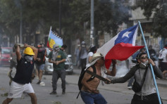 智利示威青年被装甲车水炮车夹至重伤 引起公愤