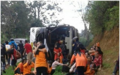【有片】印尼旅巴斜坡撞电单车  最少27死16伤