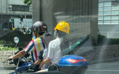 【Juicy叮】電單車超載小朋友無戴頭盔 女乘客安全帽頂檔好「牙煙」