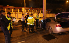 觀塘道私家車自炒撞欄男司機逃走 途經警員制服帶署調查