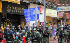 【九龙区游行】佐敦示威者叫港独口号 警方举蓝旗警告散去