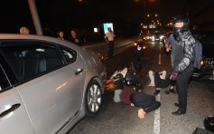 西環電單車撞私家車 司機女乘客倒地送院