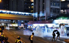 【修例风波】黄埔示威者投掷砖头等杂物 警方黑橙旗发射催泪弹