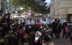 【大拘捕】警方傍晚驱赶西九龙法院外人群 要求传媒勿阻碍行动