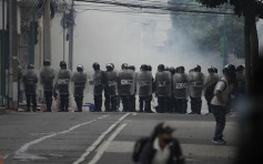 危地马拉退伍军人抗议政府拒给补偿金 闯国会纵火烧车