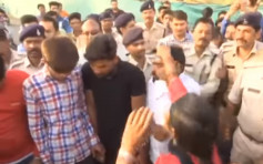 【有片】印度4淫狼輪姦女大學生 被捕後遊街示眾遭怒摑棍毆