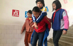 贵州女童因车祸截肢　同学轮流充当双腿5年