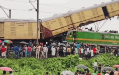 印度火车相撞「腾空竖起」  酿至少9死逾20重伤︱有片