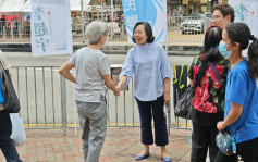 麦美娟到九龙城参与区议员摆街站  收集市民意见聆听诉求