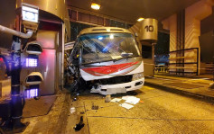 东隧旅巴失控撼收费亭 司机及两乘客受伤