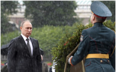 普京出席悲伤纪念日活动　为表敬意冒雨献花