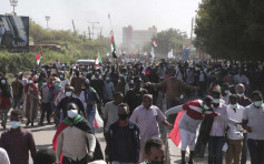 蘇丹首都爆發大規模示威 數十萬人包圍總統府