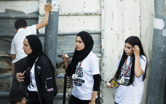 【以巴冲突】巴勒斯坦一对孪生兄妹被捕 支持者在警署外聚集抗议