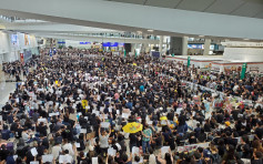 【逃犯條例】市民機場集會抗議警方濫權 機場快綫車長打氣