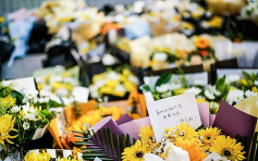 悼念遇难者 郑州5号线地铁口摆满鲜花