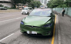 警龙翔道截Tesla 揭35岁男司机涉停牌驾驶等2罪被捕