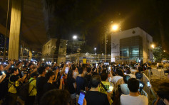 【修例风波】过百人荔枝角声援被捕示威者 镭射笔照向收押所