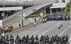 【遮打集会】部分示威者拟前往中联办 警西区警署外曾举黄旗