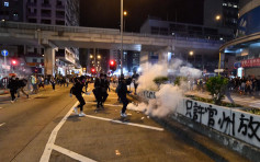 【831衝突2個月】示威者堵塞彌敦道 警方發射催淚彈藍色水驅散