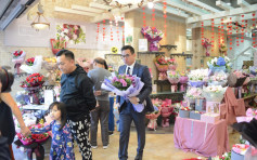 【情人节】订花量较去年增花价微升10% 99支玫瑰最贵近4000元