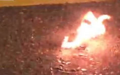 湾仔警总外示威者多次投掷燃烧弹 警方发射催泪弹