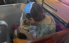 【维港会】大妈口罩戴头顶电车上开饭 曾在地铁做同样的事