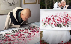 无臂画家口画99朵玫瑰送妻子 拍婚纱照弥补30年遗憾