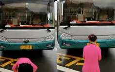 重庆妇旅游巴上大便　司机指对「车神」不敬要求叩头谢罪