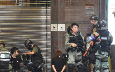 【修例风波】质问警阻截查女用手机 香港电台摄影师遭警棍击中手部