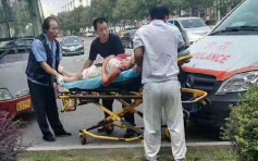 【有片】北京巴士色狼为阻女子报警　竟捅几刀割喉当场喷血