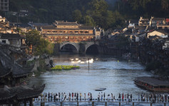 湖南凤凰县全域静默管理 官方道歉：滞留旅客明年免费畅游