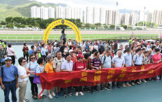 七一︱沙田馬場舉行回歸賽馬日 市民帶國旗區旗進場 旅行團拉橫幅合照留念