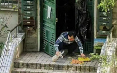 上海封城物价腾飞 男子家门前捡破蛋令人心酸