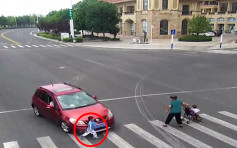 男童斑马线上闯红灯被撞飞 警方：监护人与肇事司机同责