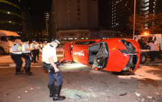 私家車荃灣路撞壆翻側 司機受傷送院