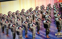 央视春晚︱解放军作战部队首登台  带枪演唱军歌《决胜》