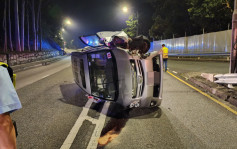 大埔公路私家车撞壆翻侧 P牌女司机受伤送院
