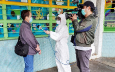 【亨泰樓疫情】電視台記者穿全套保護衣訪問街坊