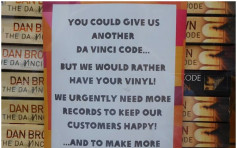 《达文西密码》积书成塔　英乐施会呼吁改捐黑胶唱片