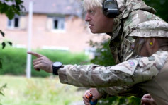 约翰逊赴英军基地视察训练 参与投掷模拟手榴弹