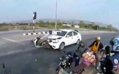 【有片】23岁女铁骑士停红灯前 被汽车高速撞上弹飞30米