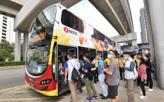 过百乘客搭港铁首班「红叶专车」往大棠观叶