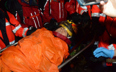 飛鵝山被困24小時内地女擔架上救護車 男傷者對派人搜救感抱歉