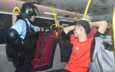 【逃犯条例】乘客声称警员要求遮巴士镜头 嘲弄年轻人双手放头逾2小时