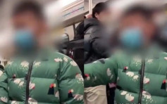 【片段】男童地鐵狂鬧嫲嫲「同我起身」 乘客幫口反被罵「關你咩事」 