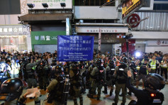 網民發起元朗大馬路靜坐 防暴警舉藍旗驅散