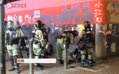 【修例風波】旺角示威者堵路縱火 警察截查幾十人一字排開面牆