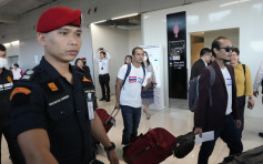 以巴冲突｜首批获释17名泰国人返国 亲人机场迎接